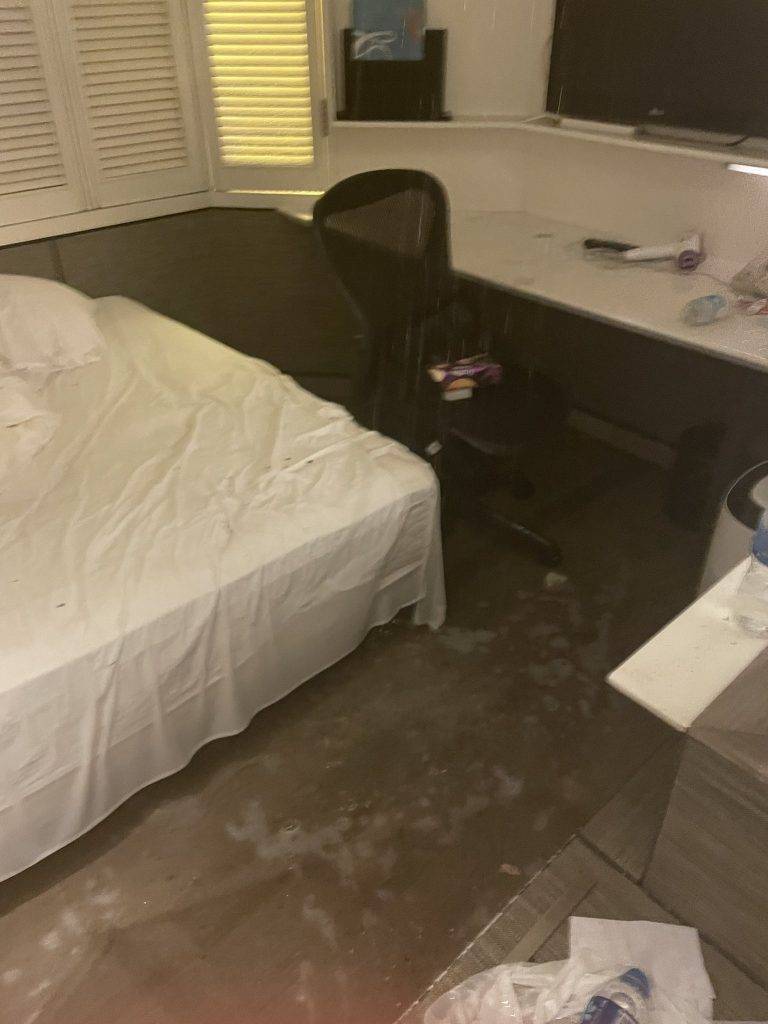 利景酒店 漏水情況嚴重至朴小姐全部個人物品都被浸濕。（圖片來源：Twitter@juwonreports