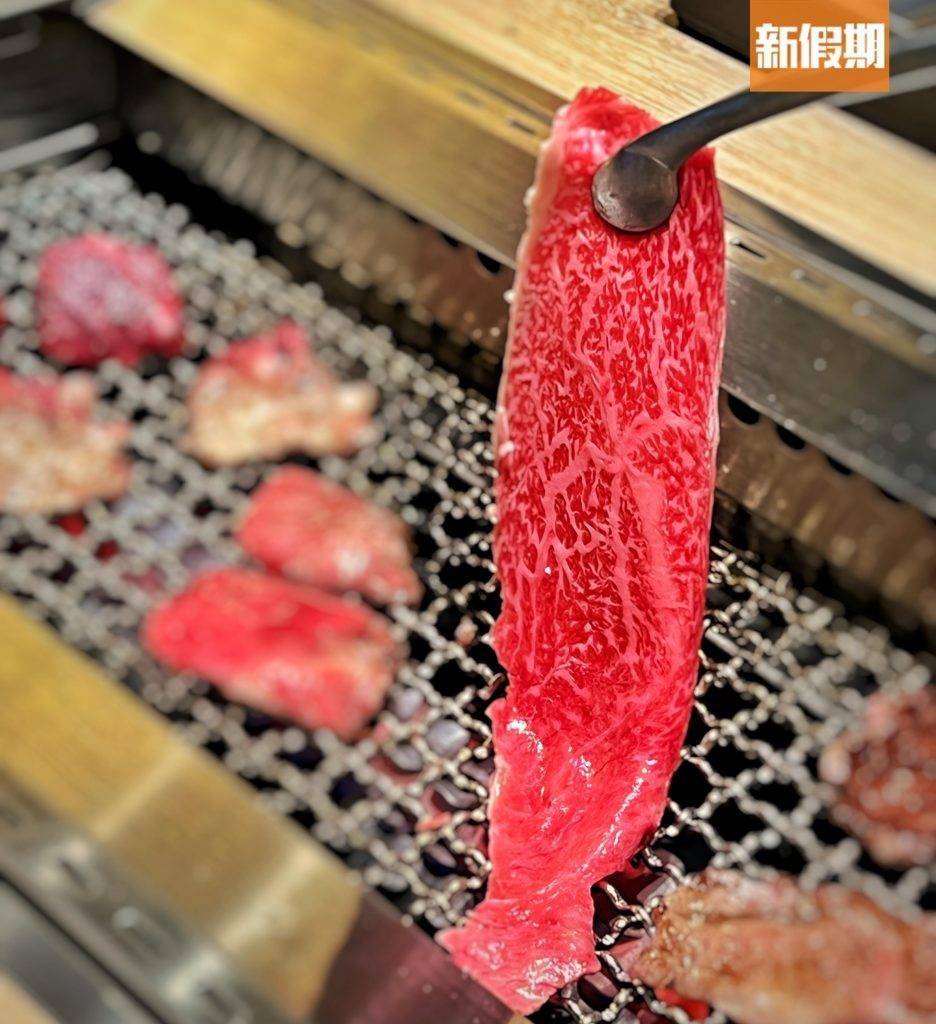 燒肉放題 燒肉放題推介｜薩摩牛雪花紋理清晰，輕輕一炙就可以吃，放入口牛脂在舌尖上溶化，又不失肉香。