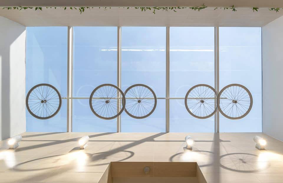 白石角公廁 公廁內部的設計同裝置都是以單車為主題，內部設有玻璃天幕，懸掛了單車輪作裝飾。