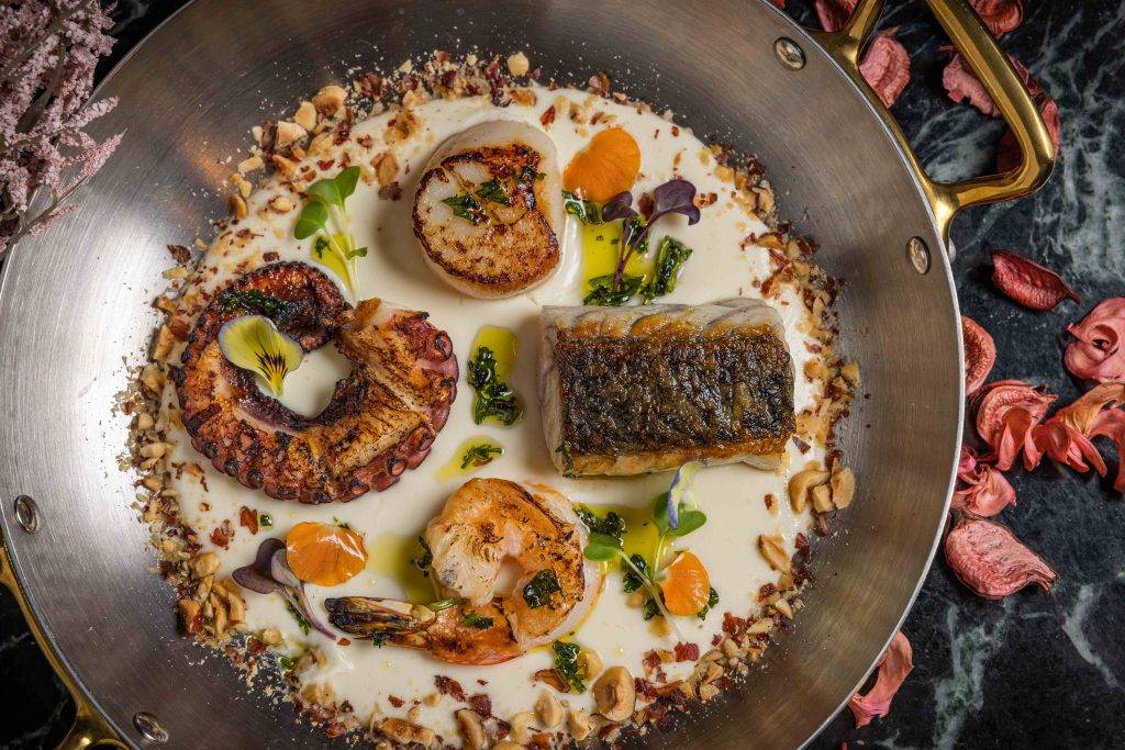 情人節餐廳 情人節餐廳2023推介｜Grilled Seafood Bil Laban炭燒海鮮，海鮮種類包括盲鰽魚、帶子、八爪魚及大蝦，配上滋味黎巴嫩乳酪醬