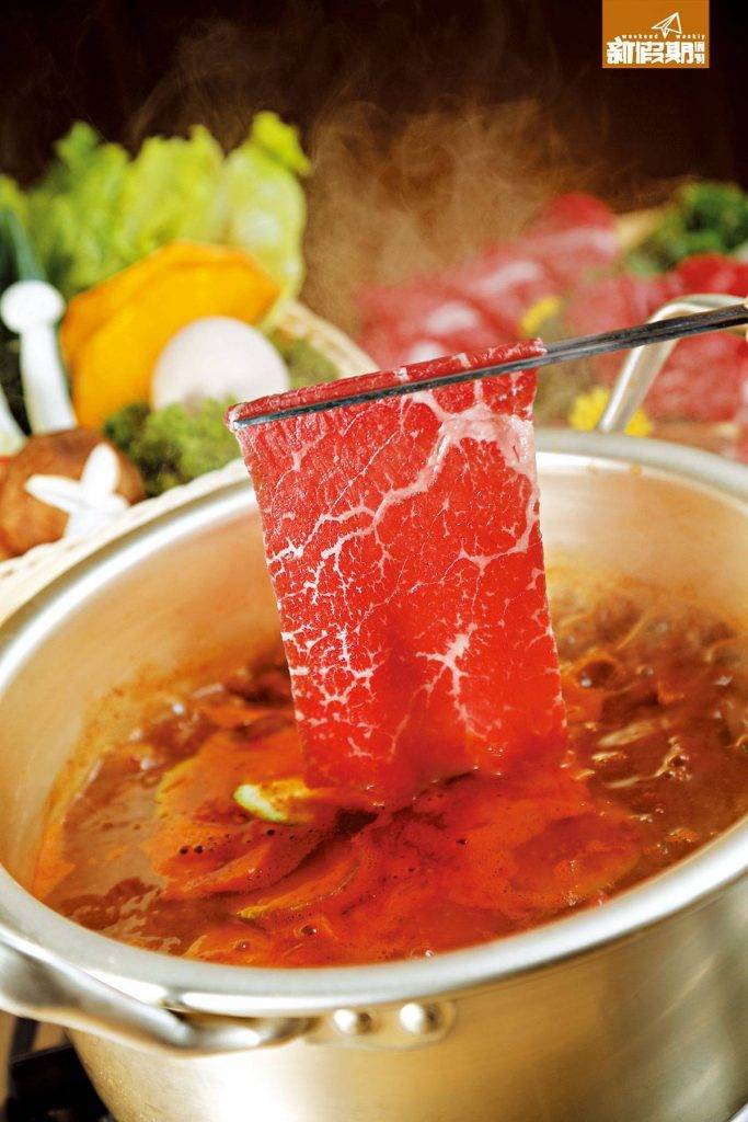 韓國菜 韓國菜推介｜濟州1++ 韓牛 由於纖維較多，故不宜灼太久，半生半熟的口感最好，任食的後腿肉脂肪較少，灼數秒即可。