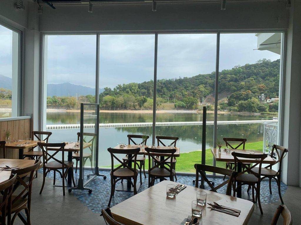 Lake House billow西餐廳室內位置設落地大玻璃，也可望到湖景，超chill！