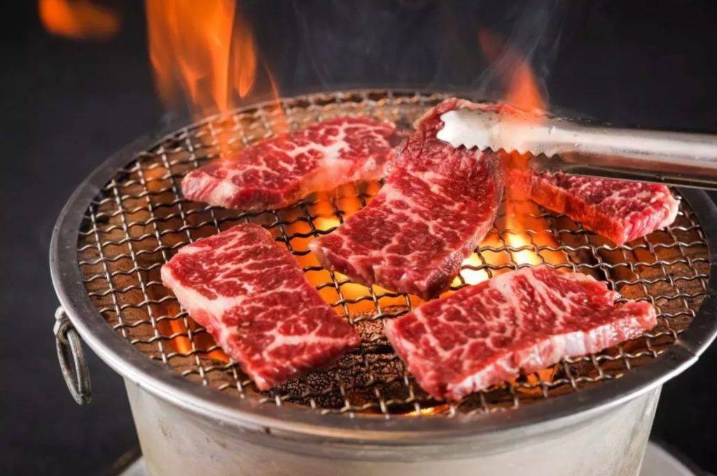 燒肉放題 有4款燒肉套餐，包括澳洲M5和牛、安格斯嫩牛、SRF極黑牛及原住民鹽燒豬肉。