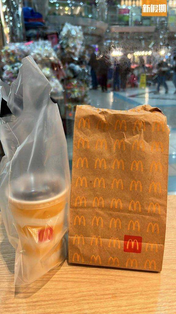 麥當勞 飲品無論是凍飲或熱飲，一律都要收$1膠袋。