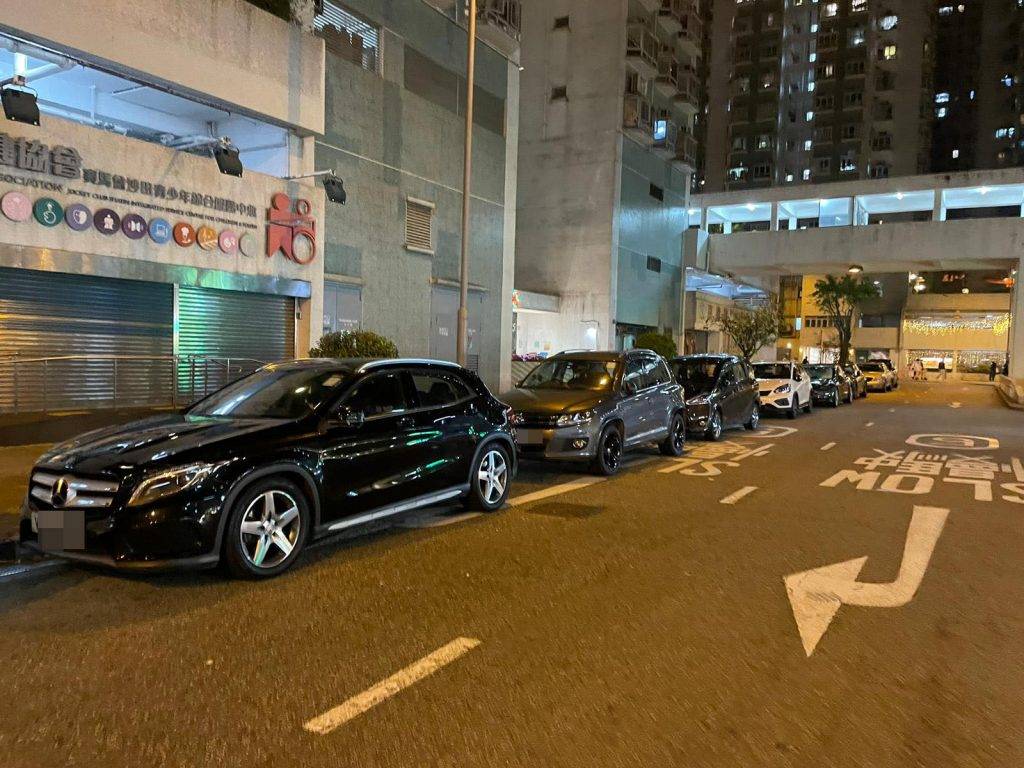 鎖車 有網民表示贊成新年不應該抄牌，「唔太阻街影響唔到交通都可以」。