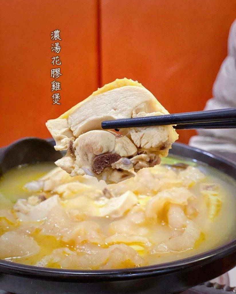 榮哥煮場 雞肉件件滑嫩，每份還有7-8件花膠，每塊厚物富咬口。