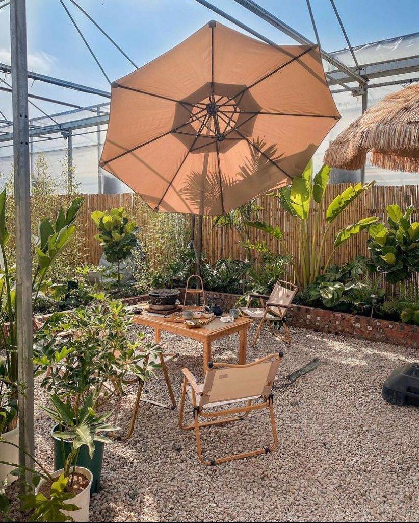 圍爐煮茶 「森野薈」佔地約2萬呎，場地設有露營風餐桌和太陽傘，更佈以不少植物，單是環境已經好吸引。