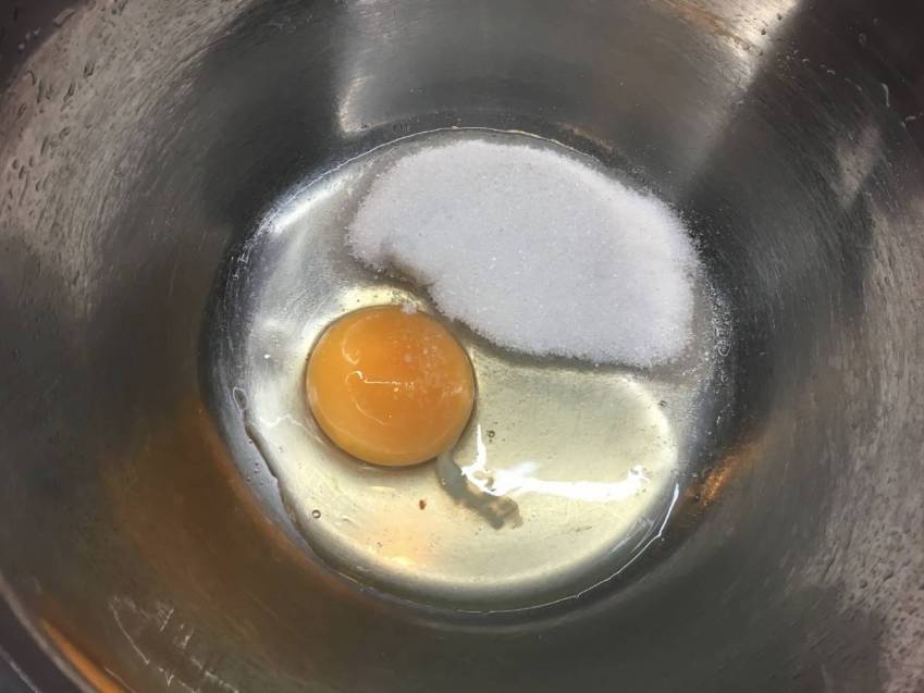 情人節蛋糕食譜 2) 把雞蛋放入盆中，加入砂糖用打蛋器打勻