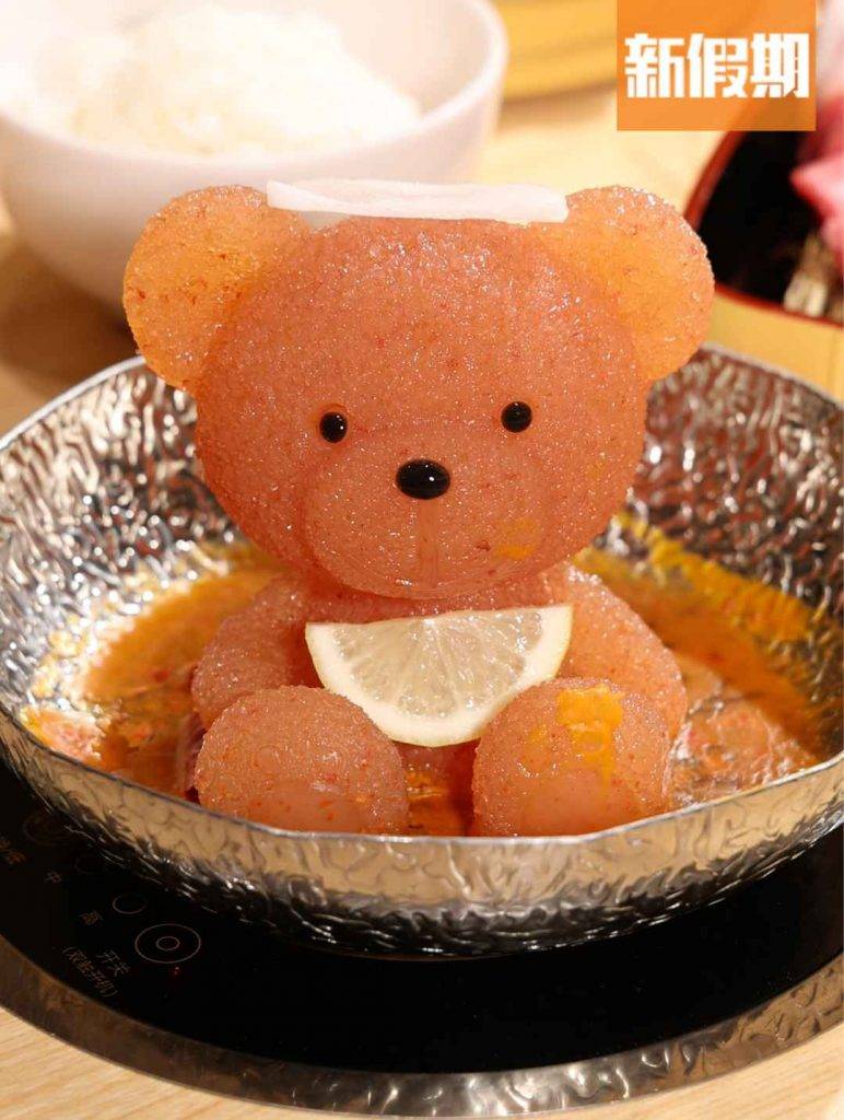 くまちゃん温泉 香港分店限定——麻辣湯底，小熊由食物纖維及骨膠原製成，由開爐到滾至溶化只需約2分鐘左右。