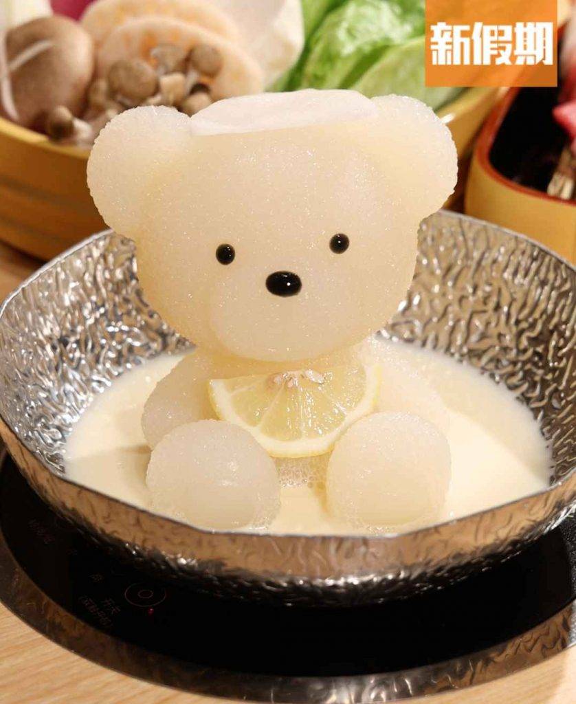 くまちゃん温泉 豆乳湯底，奶白色小熊頭上頭著蘿蔔片，造型好像正在浸溫泉入浴的小熊一樣，好可愛啊！