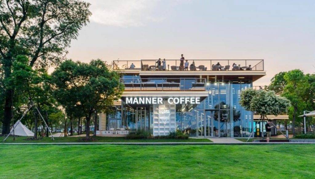 Manner Coffee 其後的Manner Coffee分店均以植物及白色風格元素。