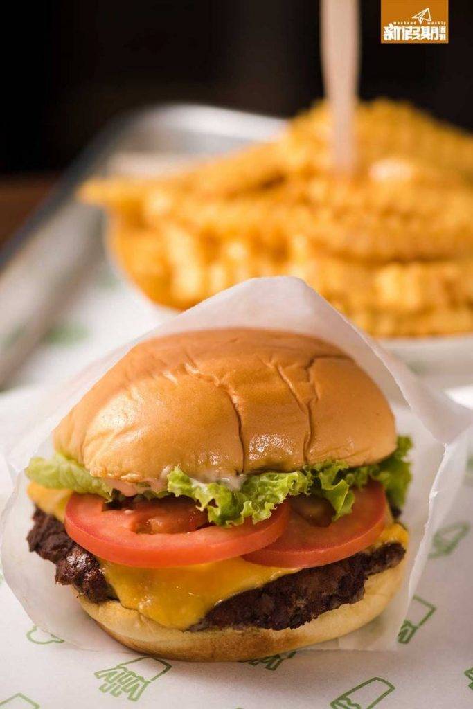 ifc餐廳 露天餐廳2023｜招牌Shack Burger。安格斯漢堡扒味道濃厚，蔬菜新鮮爽口，加上香甜的Martin’s Potato Roll，簡單的美味。