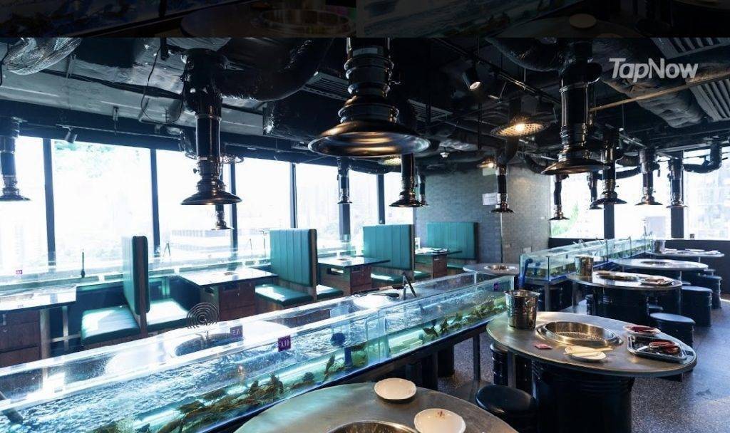 海鮮 全港海鮮餐廳推介｜流水蝦放題「泰·夯蝦」蝦缸貫穿全店，有助分散食客，方便即夾即燒。