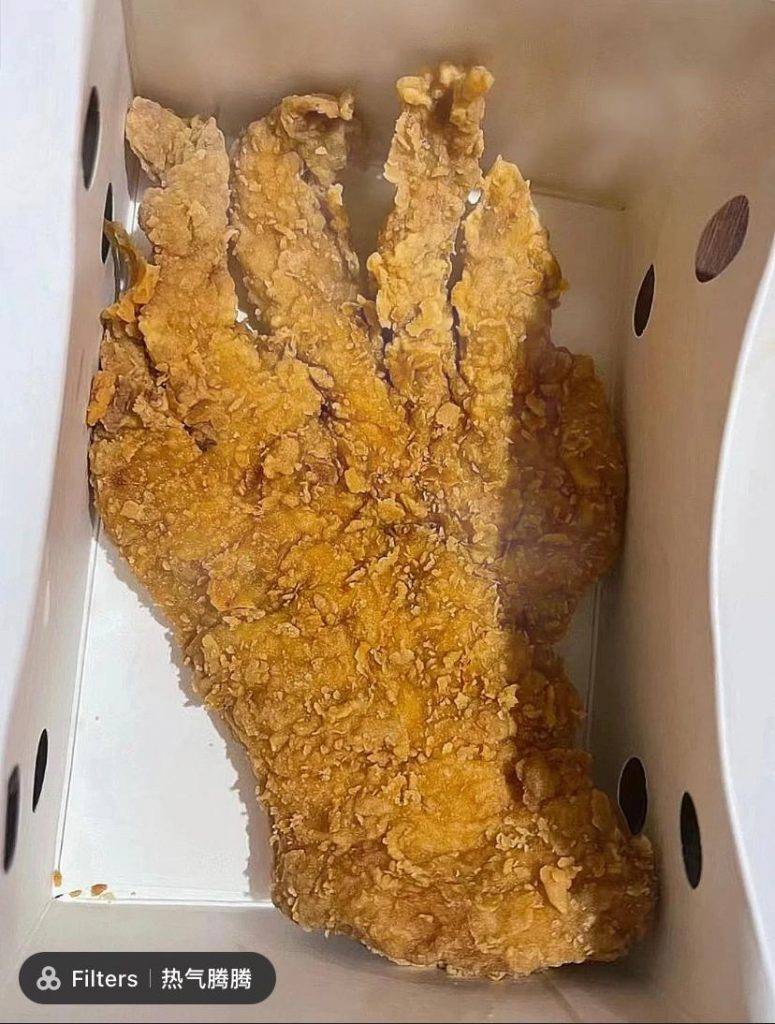 德克士炸雞 內地店曾推出「手掌雞排」，十足十人的手掌一樣，賣相有點驚慄。