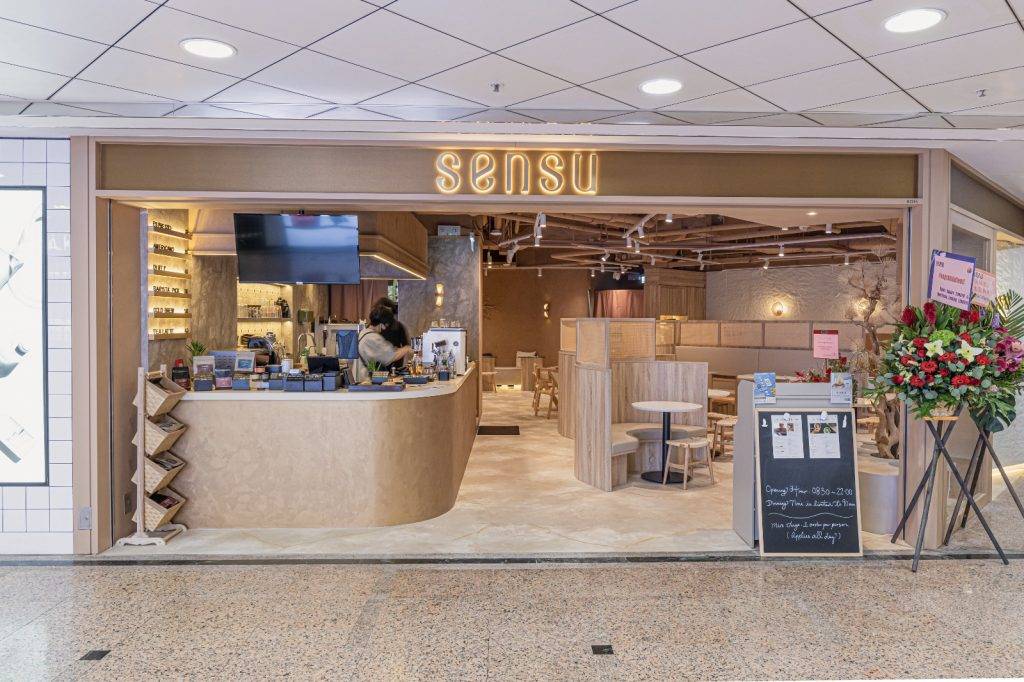 SENSU SENSU銅鑼灣時代廣場概念店的招牌採用了石的元素，以最原始呈現出自然風格的樣貌。