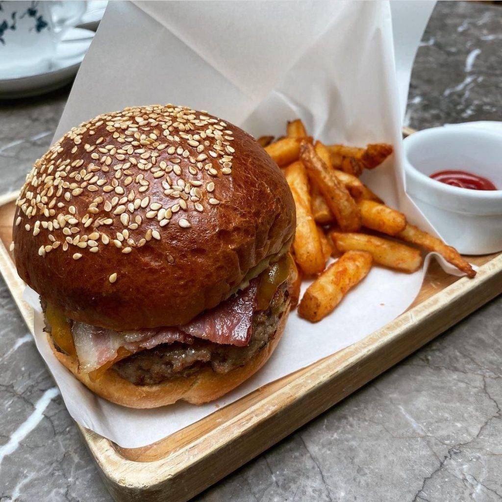 又一城餐廳 又一城餐廳2023｜足料牛肉漢堡配香辣薯條。