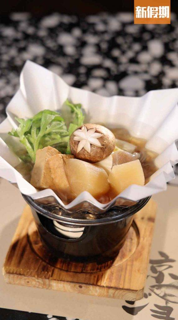 Kyoto Joe 關東紙火鍋，內有炸豆腐、蒟蒻、冰菜、冬菇、蘿蔔。