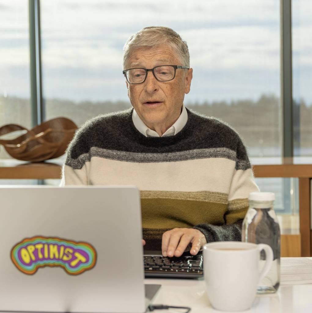 穿搭 比較少見到大大個名牌 Logo 喺 Bill Gates 身上