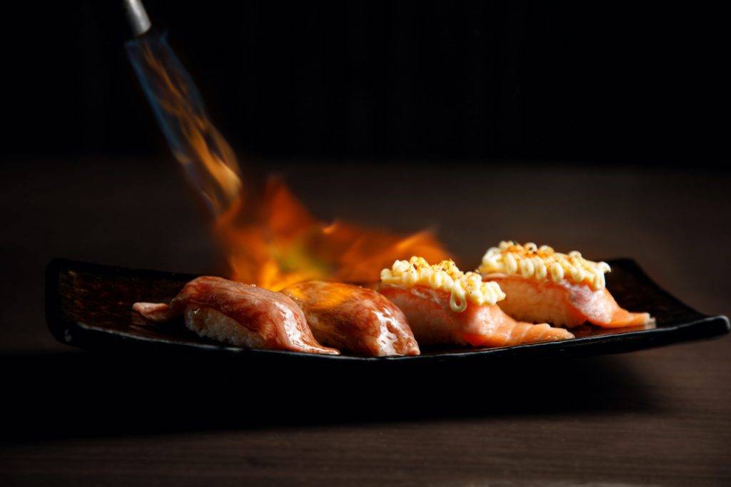 自助餐 火炙柚子和牛壽司及七味芝士三文魚腩壽司