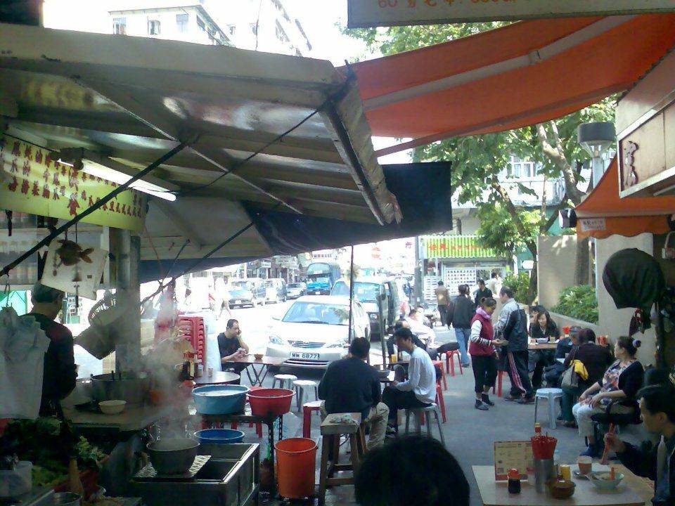 漢發麵家 食客坐在街邊食麵，很有風味！