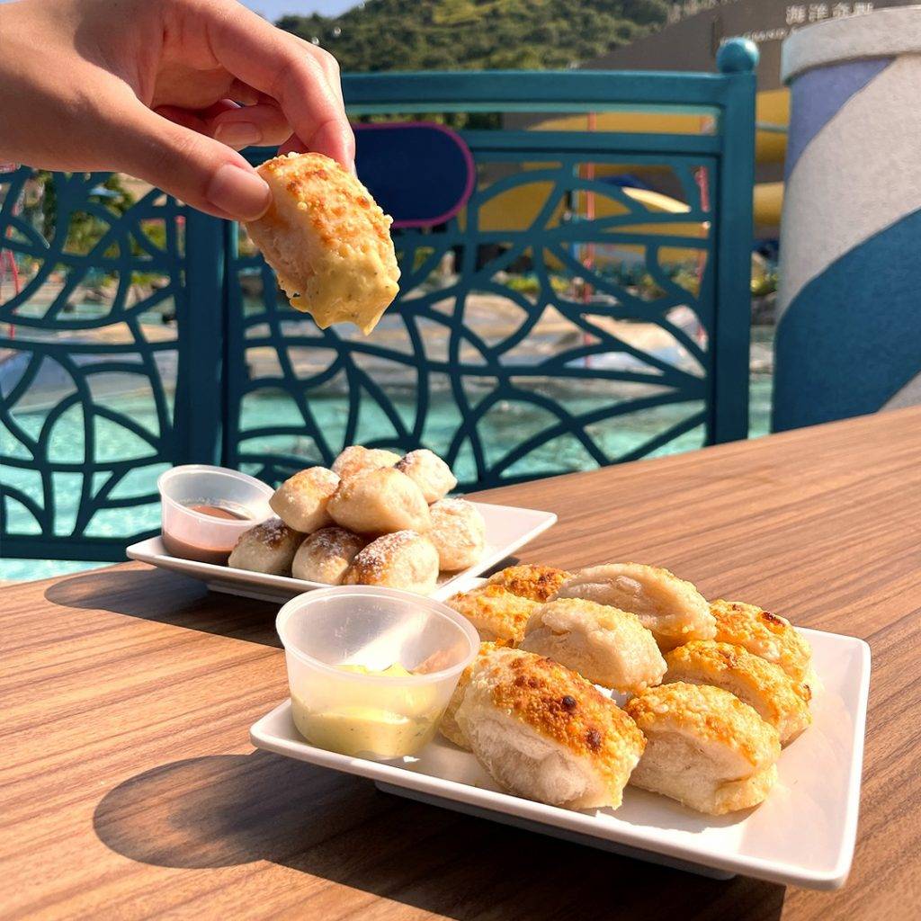 海洋公園餐廳 海洋公園餐廳｜麵包球配芝士同榛子醬 。