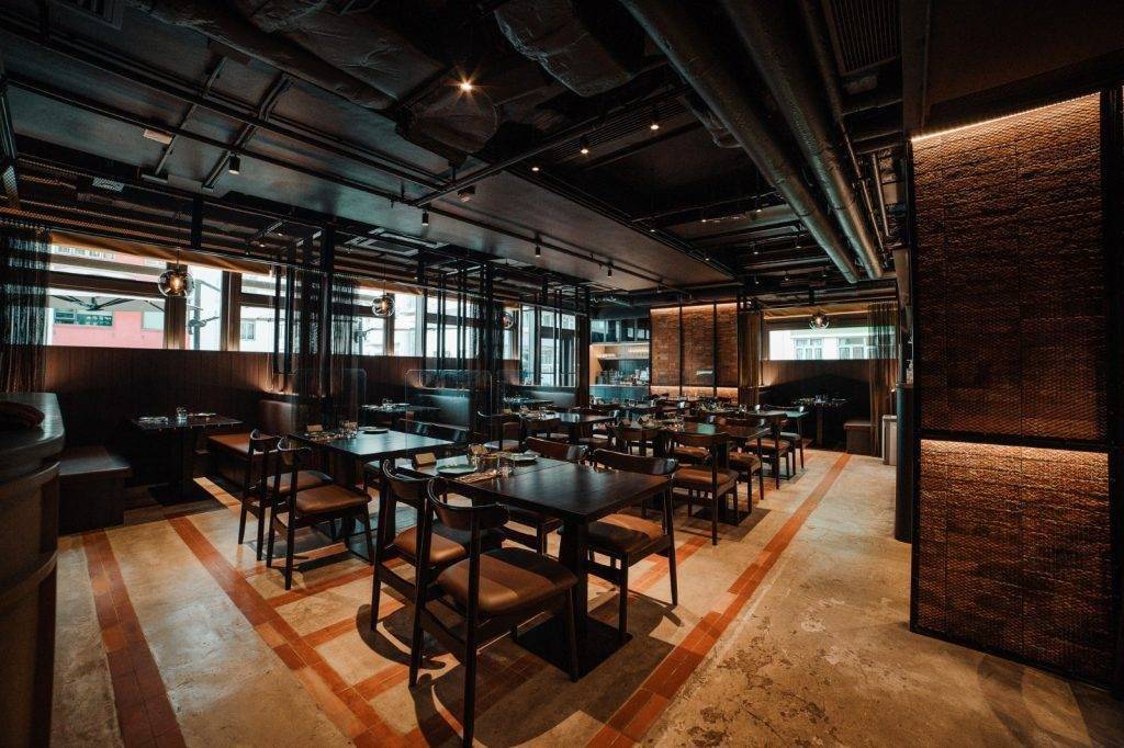 天后美食 天后美食｜Mustard Bar & Grill室內以深棕色作為主調。