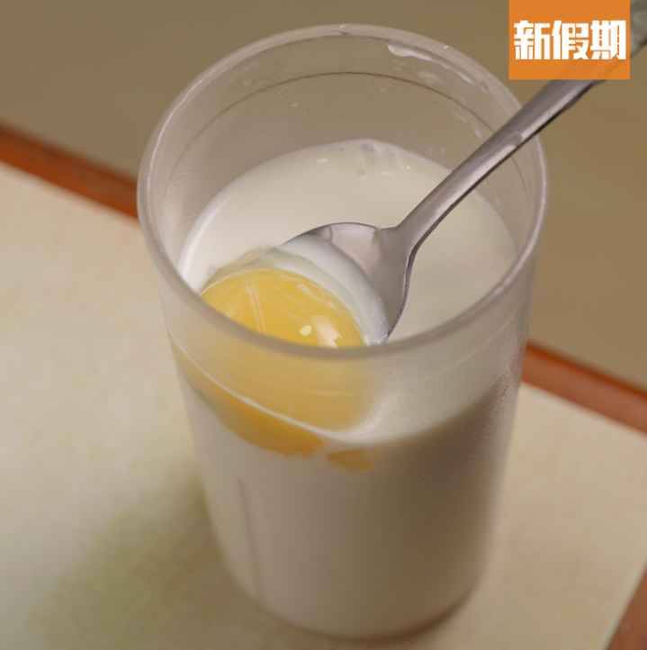 新華茶餐廳 鮮奶加蛋，飲法隨客人喜好，可以直接飲、攪勻蛋黃飲，或是加砂糖或煉奶。