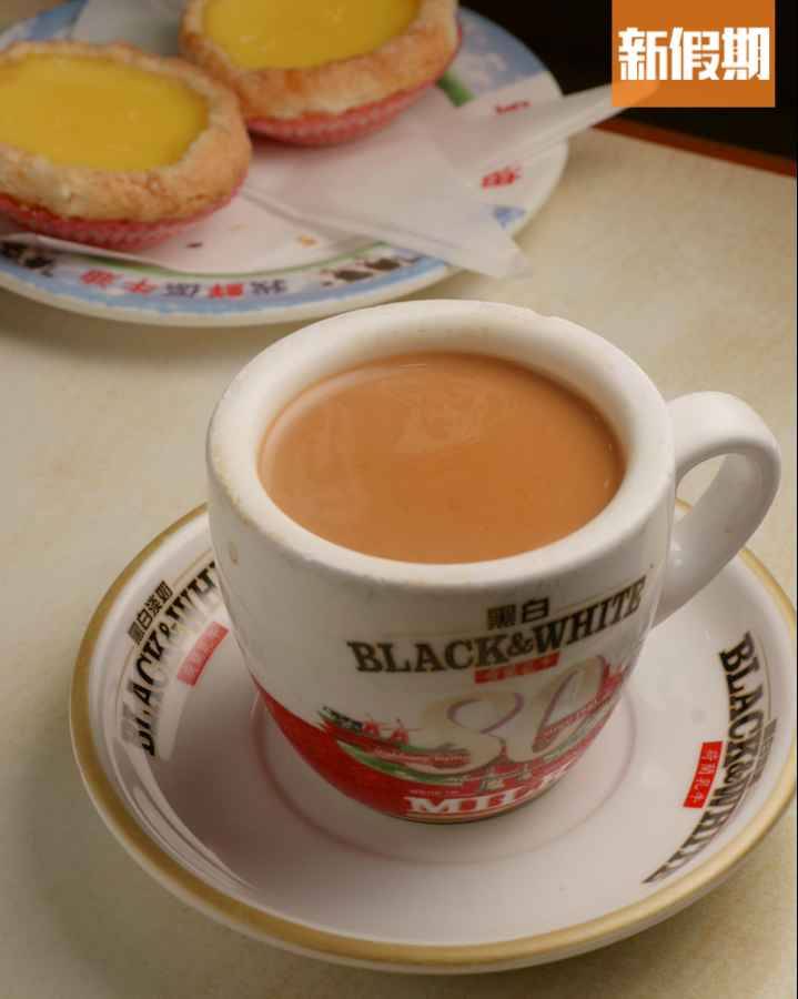 新華茶餐廳 鴛鴦由三寶沖成：咖啡、奶茶和花奶，「鴦走」即是以煉奶代替花奶。