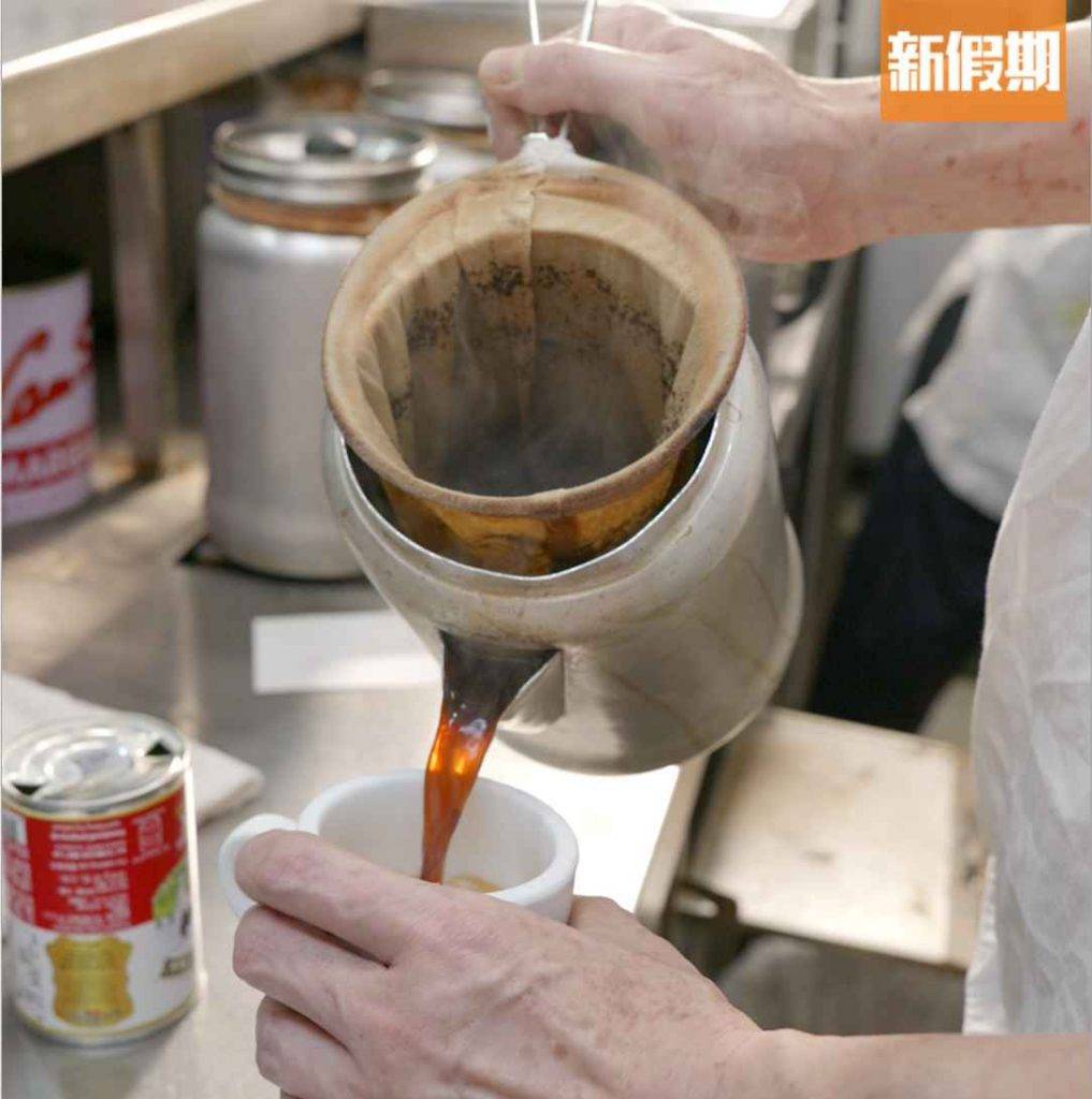 新華茶餐廳 奶茶一般都是用上黑白奶配紅茶，茶葉會根據不同餐廳喜好而混合，調配出不同的味道。