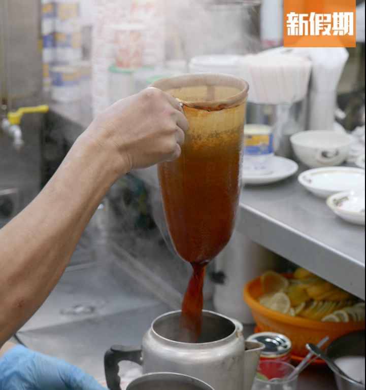 新華茶餐廳 好飲的奶茶可遇不可求，師傅教路撞茶和焗茶均會影響奶茶的味道，最緊要是水滾茶靚。