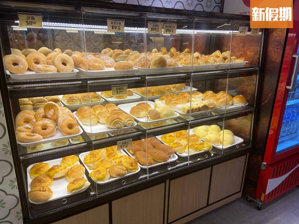 快樂餅店 麵包款式多達20多款，有傳統麵包款式如雞尾包、菠蘿包、提子包等。