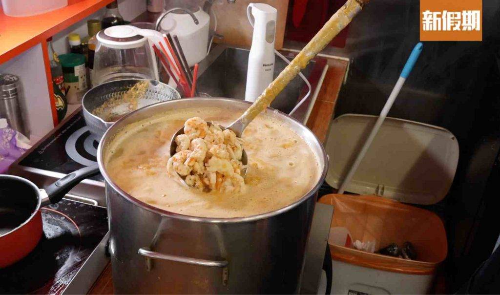 植幕宵 湯底每日新鮮熬製不隔夜，所以每日都需要剝下至少20斤蝦，最多只能剝下60斤。