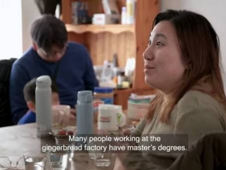 移英 永居 Fiona發現，在工廠工作的不乏碩士學位的香港人，甚至有牙醫、辭職的區議員等。