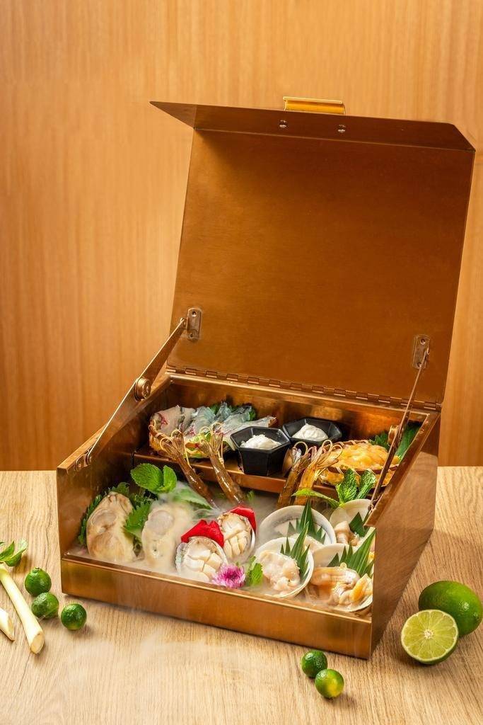 泰國菜 寶藏海鮮手工金盒2人份) ，開業優惠價$388 原價$488)。