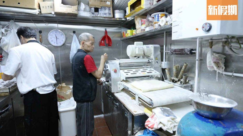 快樂餅店 師傅會用機器反覆碾過並壓平麵糰，過程重複直至麵糰完全鬆弛。
