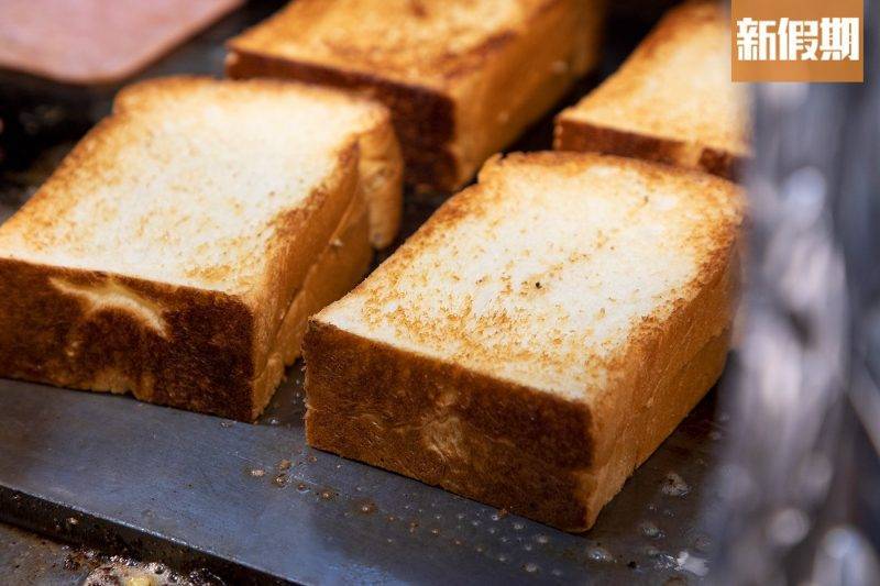 長沙灣美食 長沙灣美食｜多⼠塊塊厚切，來貨已是⽜油麵包，製作時再抹牛油煎，外脆內軟。