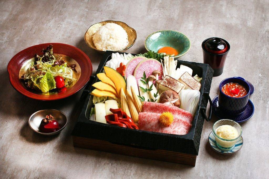 壽喜燒 壽喜燒/sukiyaki推介｜日本和牛壽喜燒午市套餐可選日本和牛肉眼或西冷，套餐包括沙律、漬物、茶碗蛋、野菜麵豉湯和御飯，十分豐富。