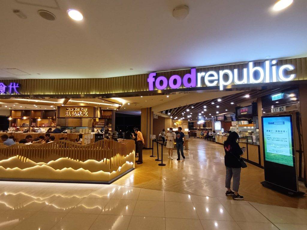 大食代 「大食代」Food Republic）在本港不同大型商場設置美食廣場，匯聚了來自亞洲不同地方的特色美食專櫃和小型餐廳