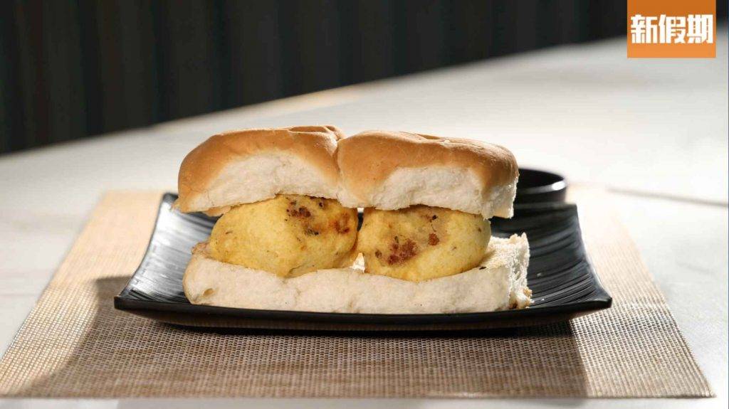 Woodland 炸咖喱薯仔球夾麵包$80，同樣是熱門的印度街頭小食，由餐包夾住酥炸薯蓉球。