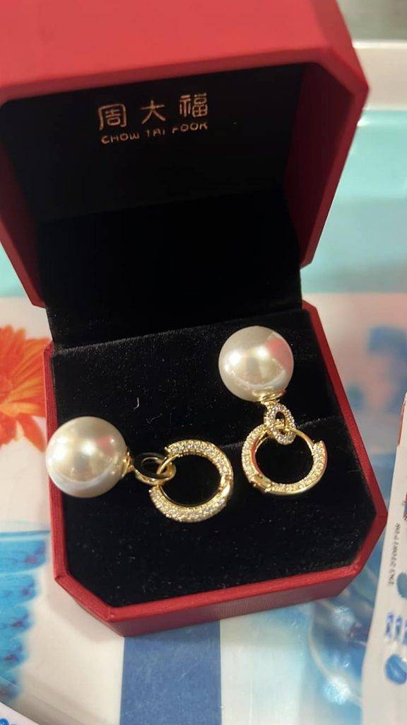 事主在淘寶購入一對聲稱是周大福品牌的18K金珍珠耳環。（Facebook群組「淘寶開心share」圖片）