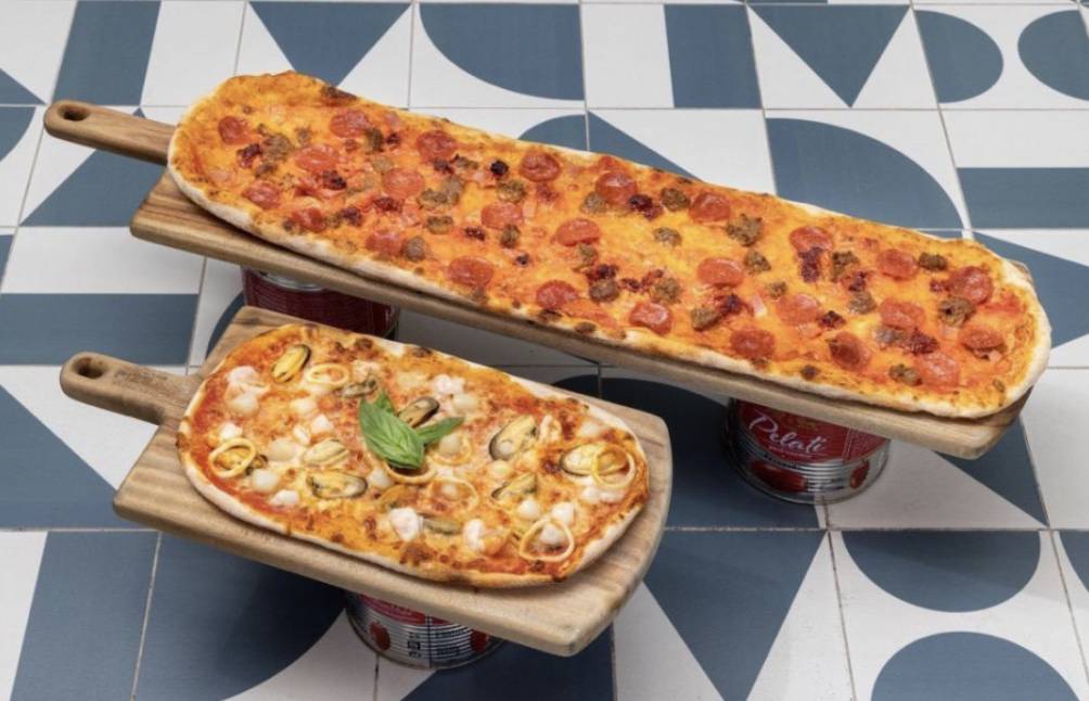 荔枝角美食 15吋精選海鮮薄餅Seafood Umami Pizza）和 30吋愛鹹豬薄餅 Meatlovers Pizz）