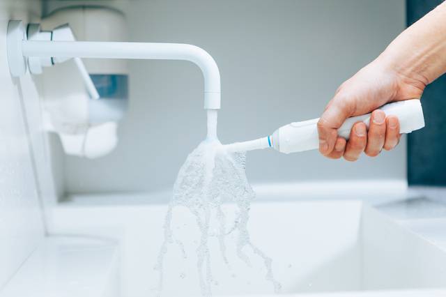 12星座 赤柱美食 電動牙刷推薦 旋轉式的電動牙刷主要利用刷頭的旋轉與牙齒造成摩擦，帶動口腔內牙膏產生流動的清潔力。
