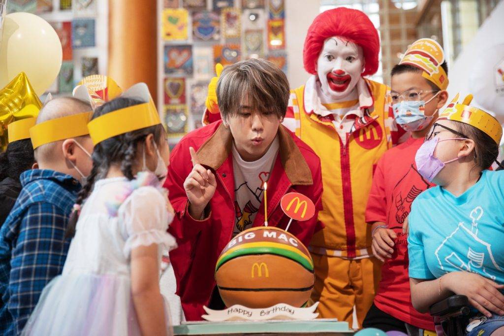 麥當勞優惠 姜濤與病童及已康復的小朋友一起舉行生日派對，還準備了Big Mac籃球造型生日蛋糕慶祝。