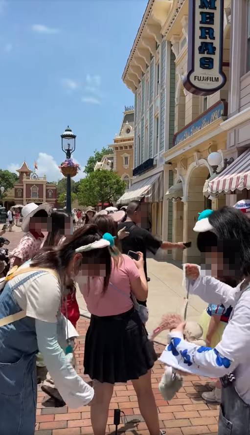 迪士尼 日前網上又瘋傳一段內地客在香流迪士尼樂園插隊，鬧得沸沸揚揚的影片。