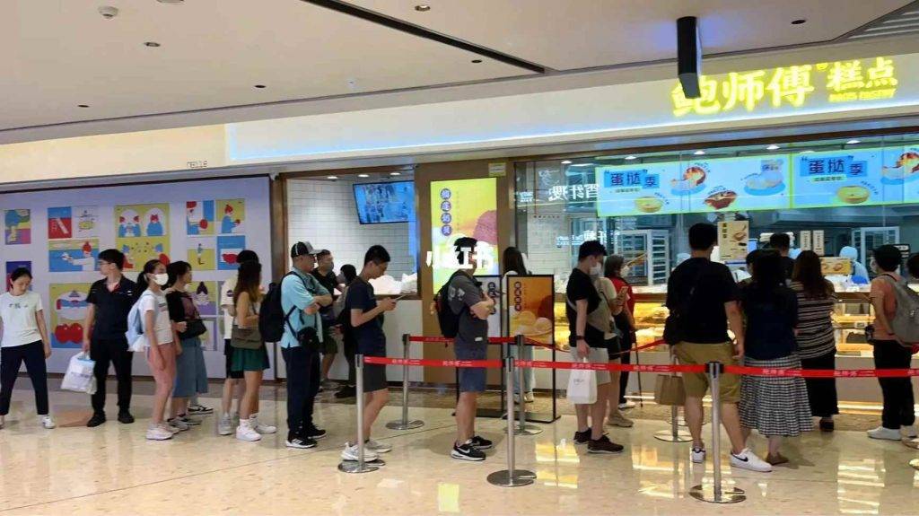 深圳 內地網民在小紅書上貼出圖片，看到人氣糕餅點「鮑師傅糕點」外大排長龍，應該是為了排隊購買馳名手信「肉鬆小貝」