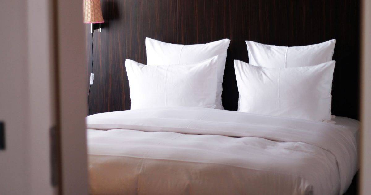 酒店雙人床擺「四個枕頭」各有用途？專家拆解3大神奇作用！