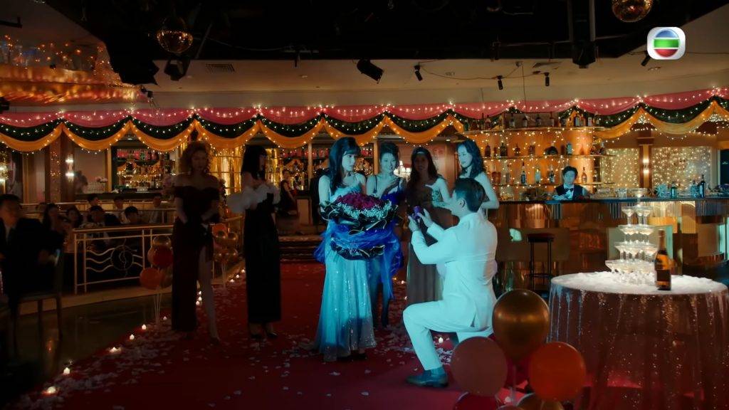 一舞傾城 劇情 傅嘉莉飾Paula）答應了蔡淇俊飾程宏開）的求婚。