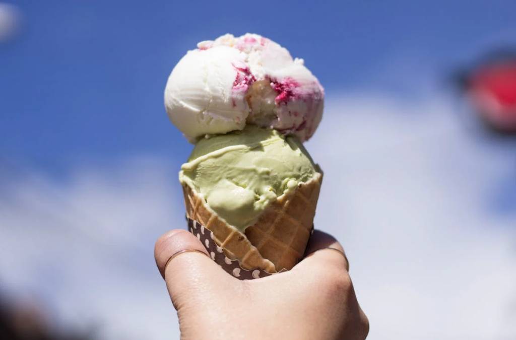 雪糕 根據美國食物及藥物管理局FDA）所界定雪糕的食物標準，冷凍甜品必須滿足幾點要求才能稱作為「雪糕 Ice cream」。