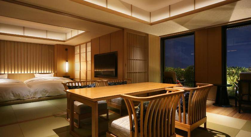  鹿兒島酒店2023 附帶溫泉的日式花園套房，晚上一邊與旅伴聊天一邊欣賞窗外美景，一樂也