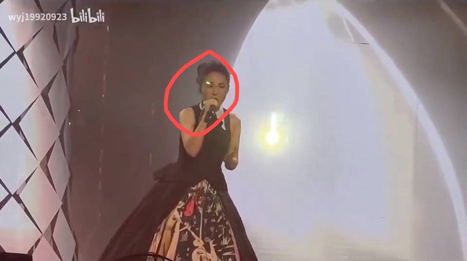 楊千嬅 演唱會 在楊千嬅演出期間，有人用激光筆射向楊千嬅臉部。
